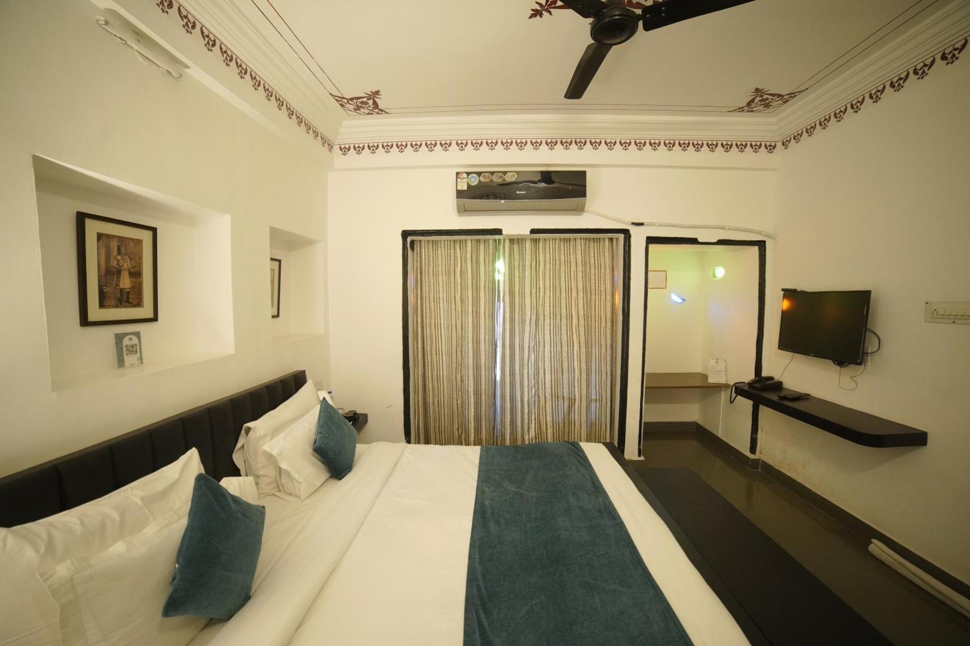 Hotel Udai Niwas By The Lake Udaipur Buitenkant foto