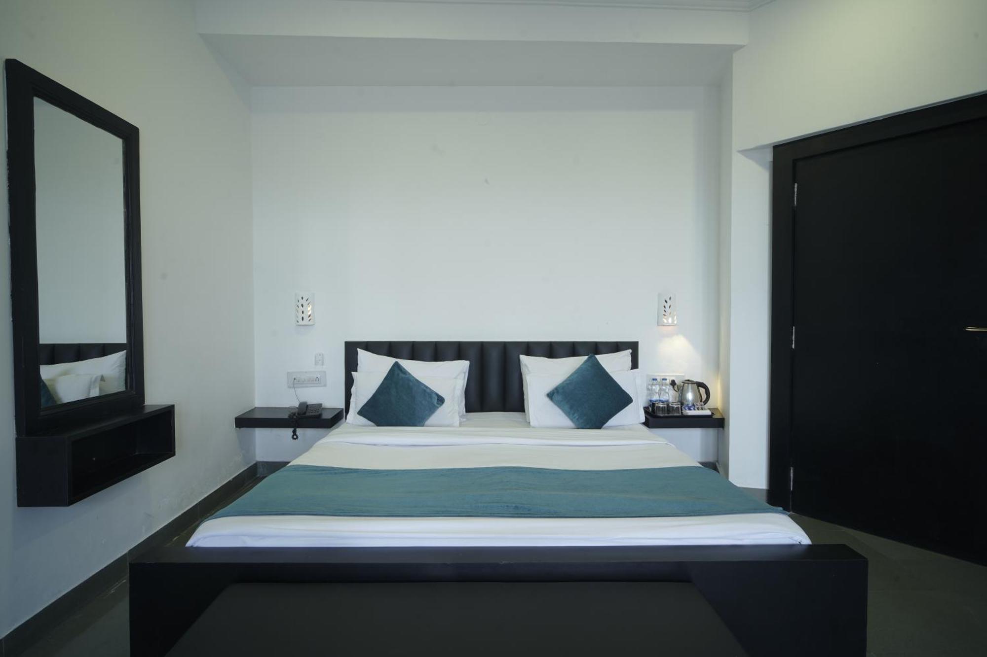 Hotel Udai Niwas By The Lake Udaipur Buitenkant foto